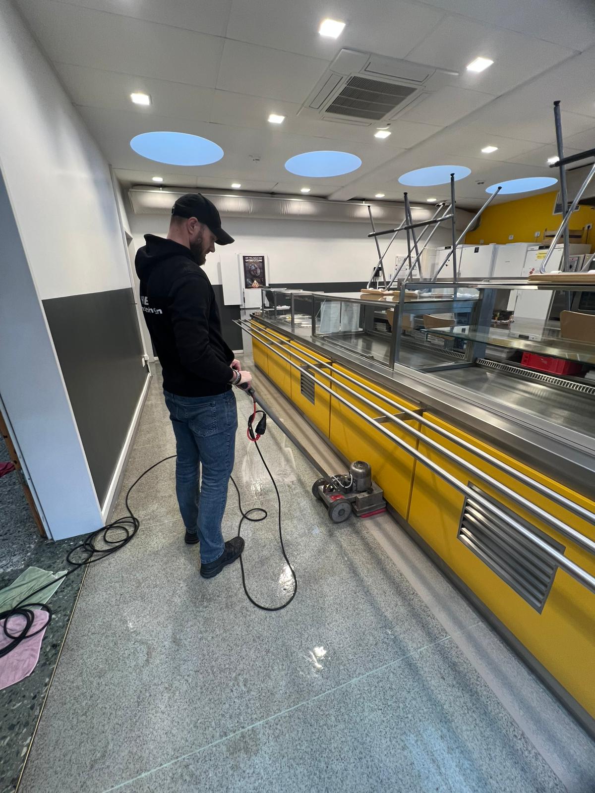 Spezialisierte Reinigung fuer stark beanspruchte Innenbereiche in Hamburg Foto 22