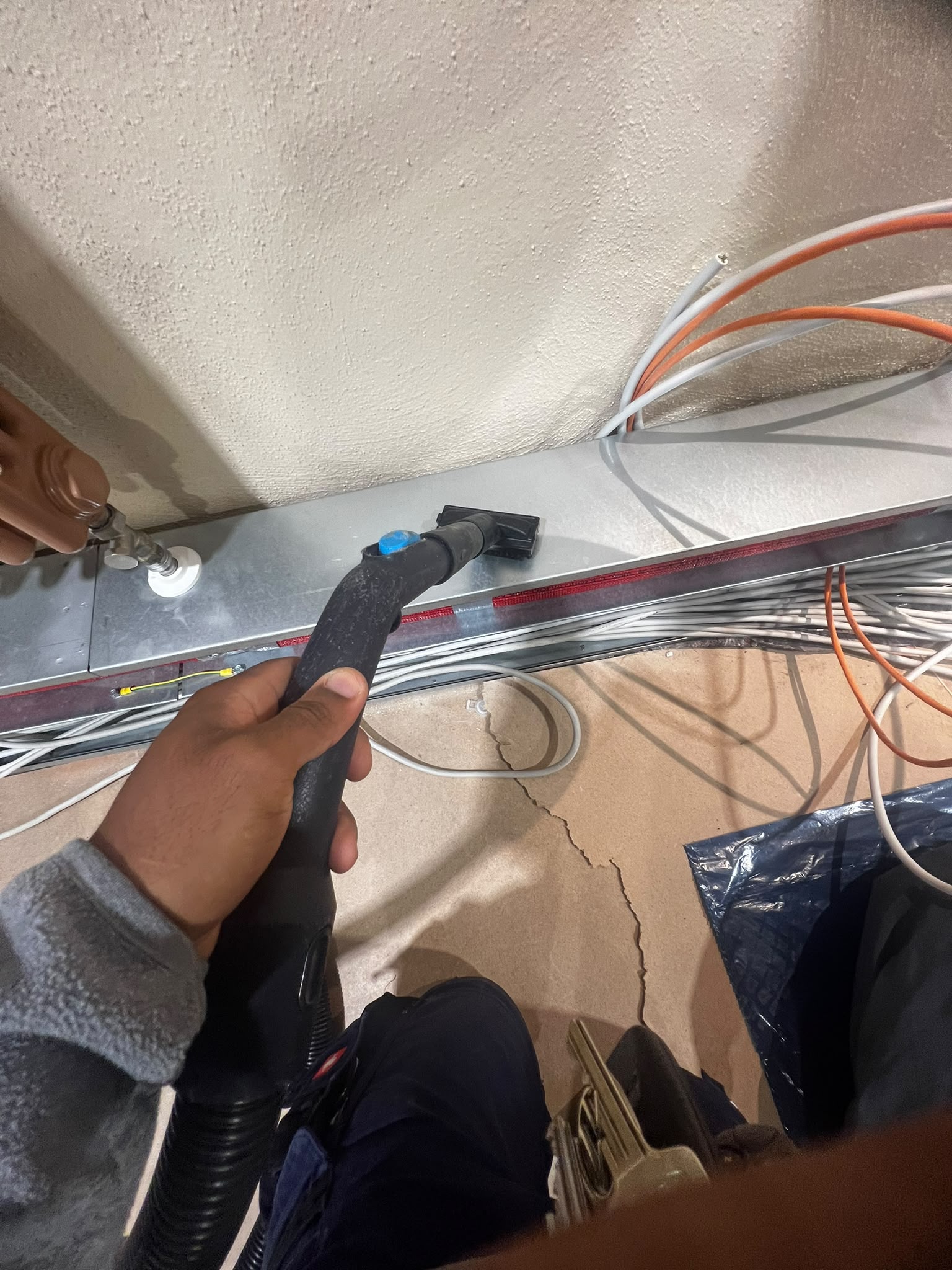 Reinigungs- und Sanierungsprojekt in Hamburg mit vorbereitetem Arbeitsbereich Foto 25